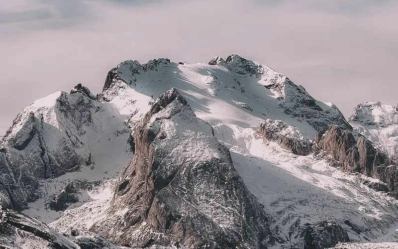 新疆雪山湖泊与山地景观图