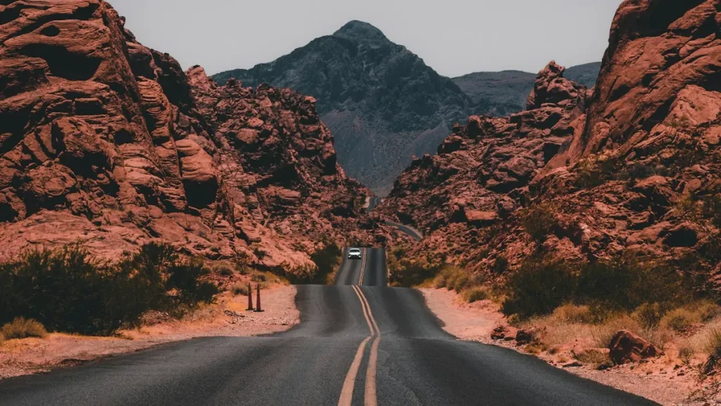 新疆自然风景与旅行场景图