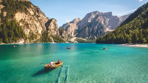 新疆自然风景与旅行场景图