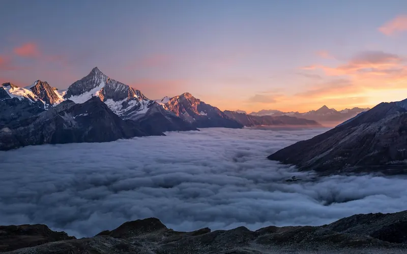 新疆自然风景与旅行场景图